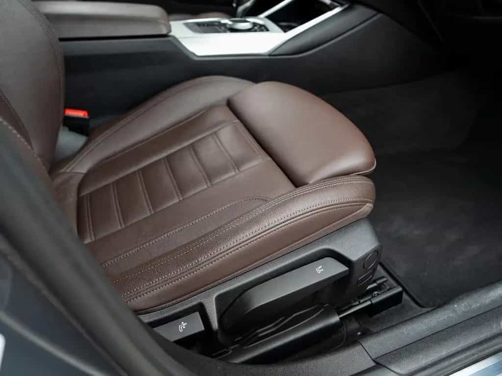 BMW 320 i Touring M-Sport PANO LiveCoProf HiFi ParkAs 03/2022-photo-11