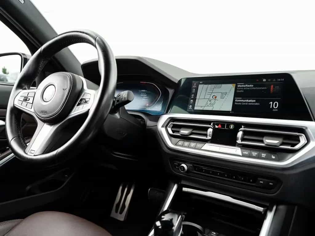 BMW 320 i Touring M-Sport PANO LiveCoProf HiFi ParkAs 03/2022-photo-15