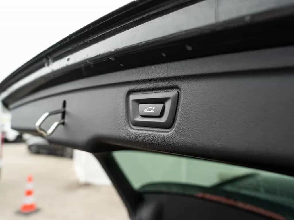 BMW 320 i Touring M-Sport PANO LiveCoProf HiFi ParkAs 03/2022-photo-23