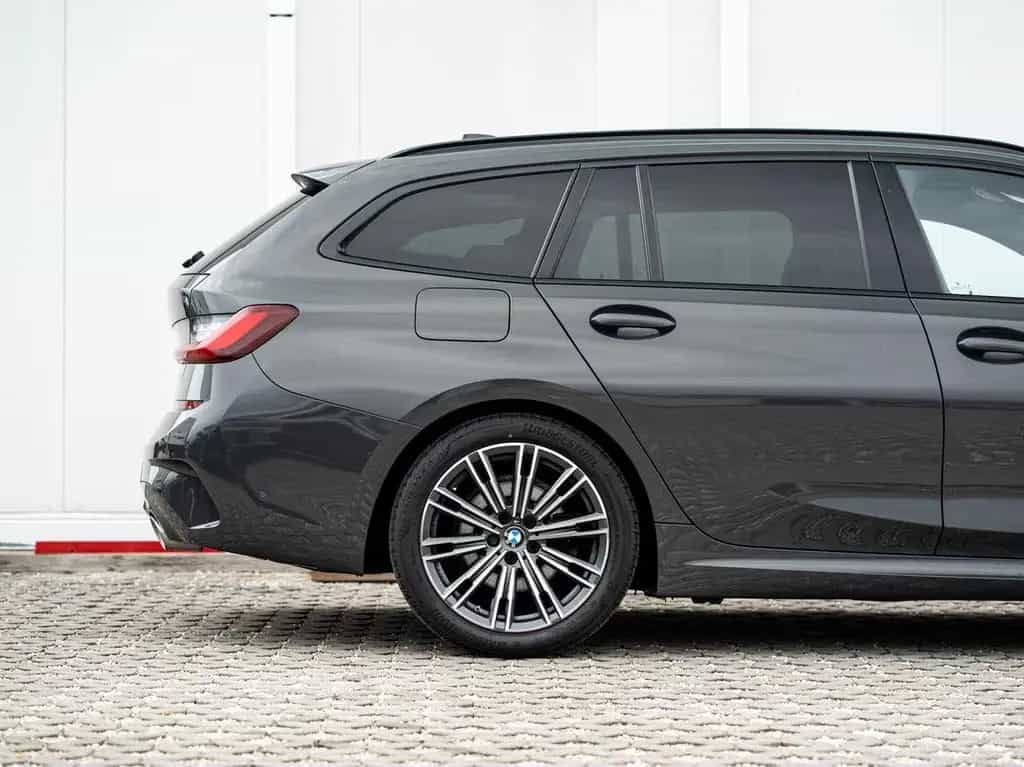 BMW 320 i Touring M-Sport PANO LiveCoProf HiFi ParkAs 03/2022-photo-5