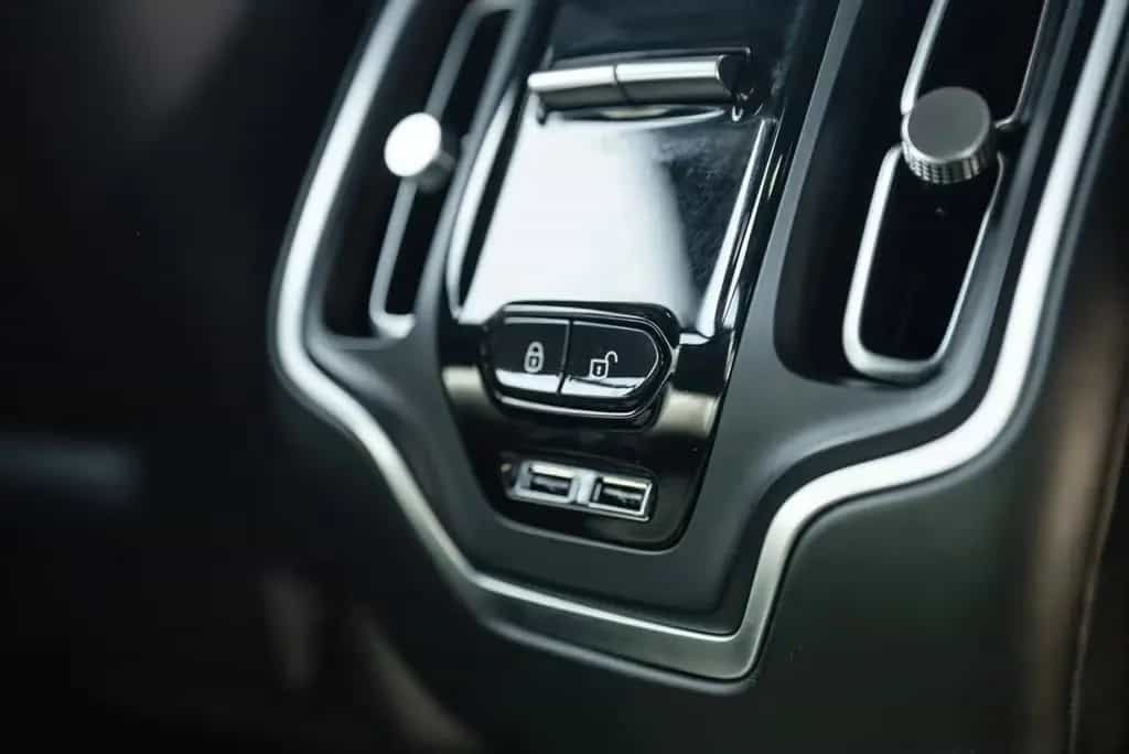 Aston Martin DBX 4.0 V8 07/2021-photo-33