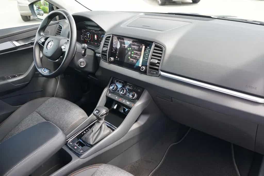 Skoda Karoq 1.5 TSI Clever LED Navi ACC Totwinkel DAB 10/2021-photo-4