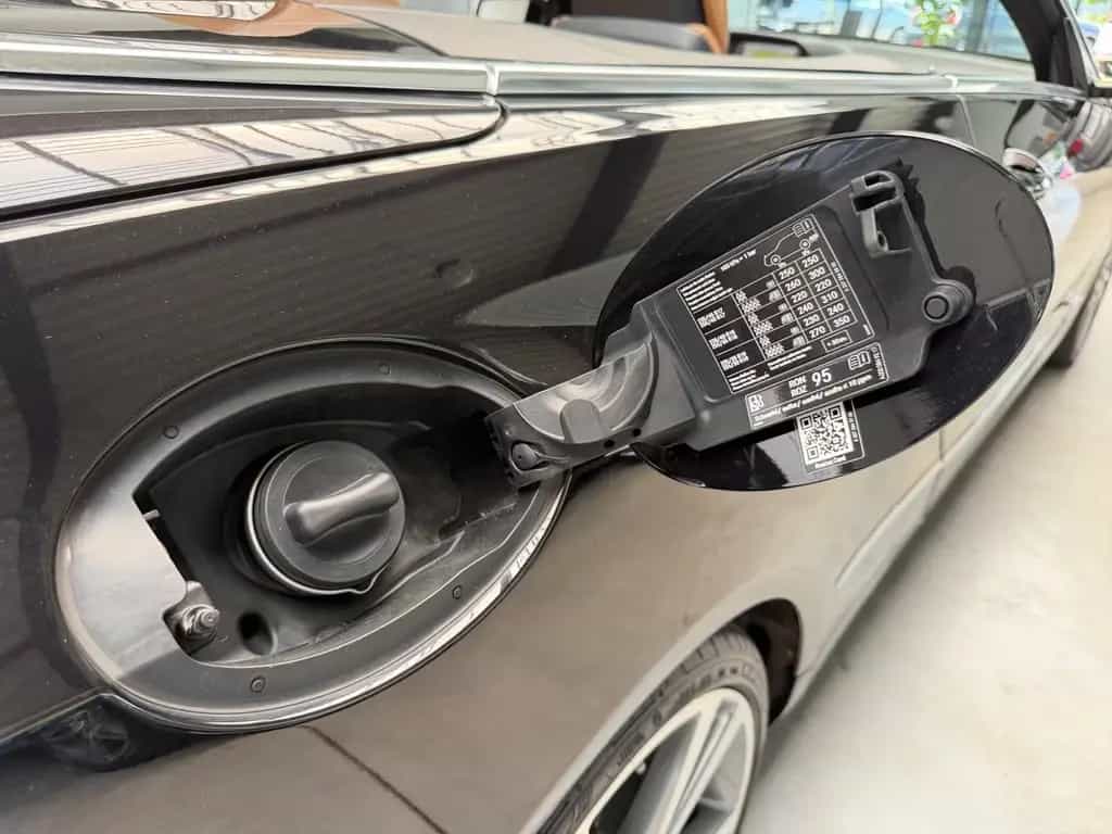 Mercedes-Benz E 200 CABRIOLET AUTOMAT+KLIMA+LEDER+NAVI+LED+TÜV 03/2016-photo-23
