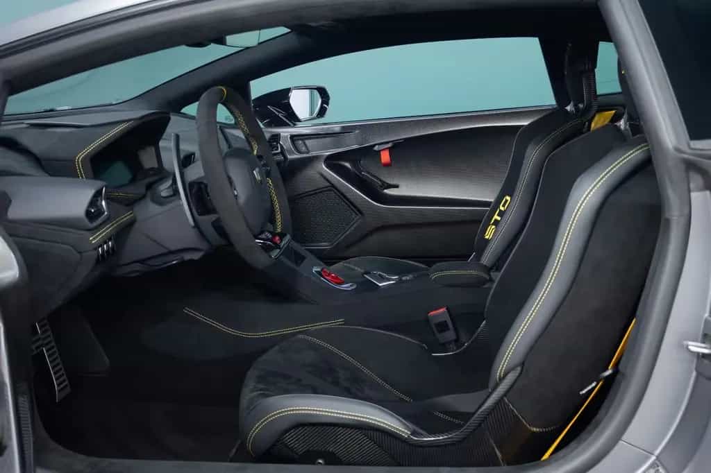 Lamborghini Huracán STO | 1st Hand | Serviced | Full PPF 04/2023-photo-7