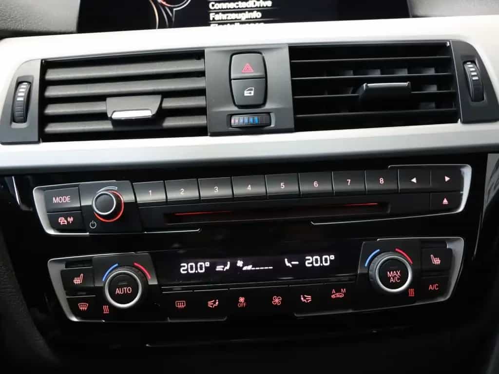 BMW 318 Advantage LED SH 09/2017-photo-16
