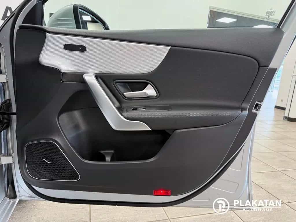 Mercedes-Benz A 200 Assist LED Kamera 360 Burmester 1Hand 09/2018-photo-12