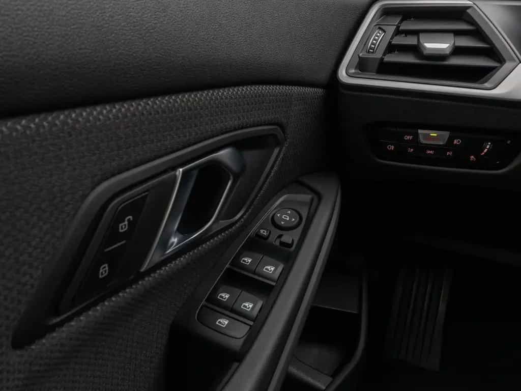 BMW 318 i DAB PDC Widscreen Geschwindigkeitsreg LED 10/2024-photo-32