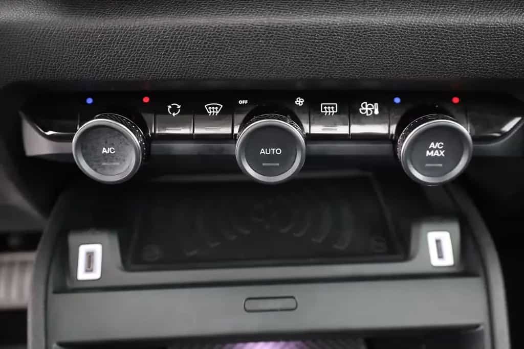 Citroën C4 PureTech 130 Aut. LED ACC Navi Pano 08/2024-photo-11