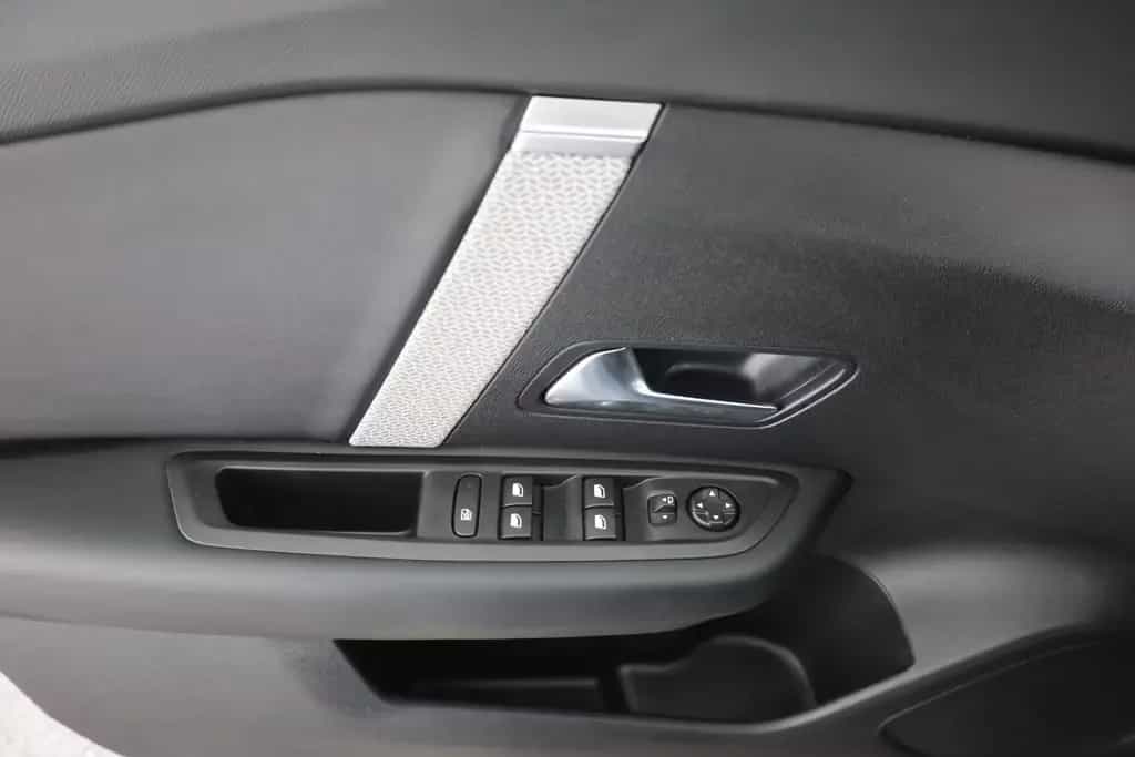 Citroën C4 PureTech 130 Aut. LED ACC Navi Pano 08/2024-photo-19