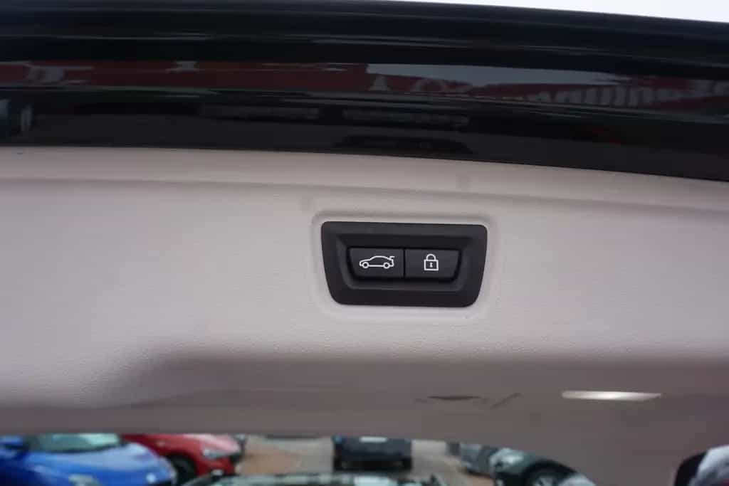 BMW 320 d Touring Sport Line Aut. LED Navi Panorama 01/2021-photo-29