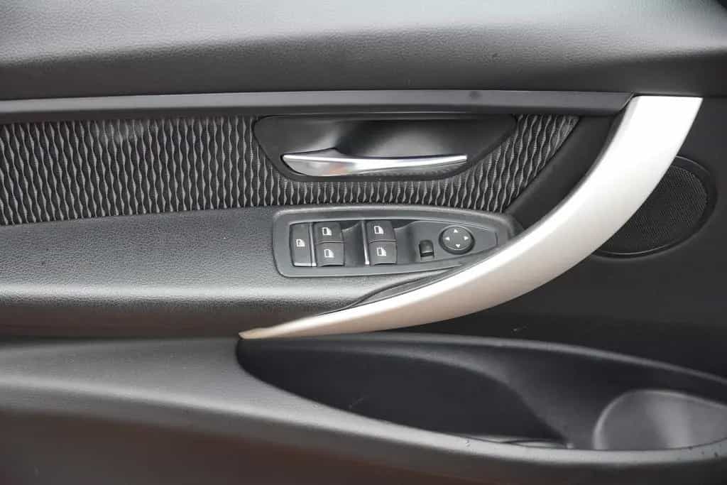 BMW 318 i Advantage Navi Tempomat Sitzheizung PDC LED 06/2017-photo-24