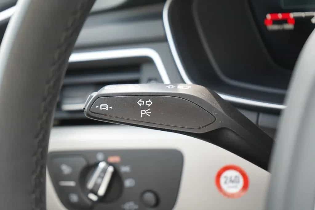 Audi A4 TFSI advanced LED Navi ACC Sitzheizung Leder 02/2023-photo-17
