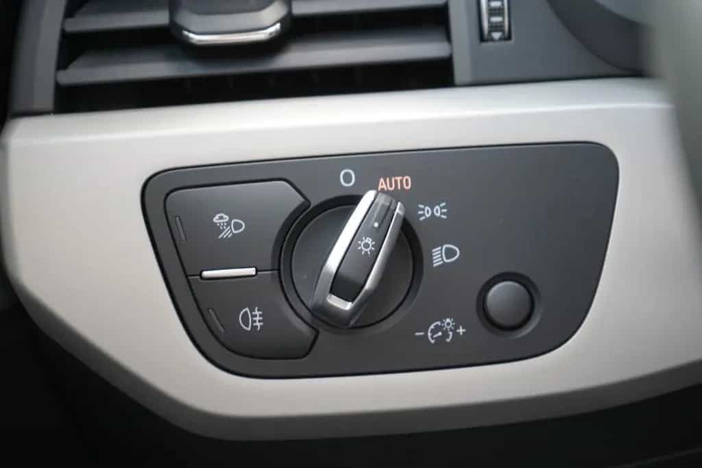 Audi A4 TFSI advanced LED Navi ACC Sitzheizung Leder 02/2023-photo-21