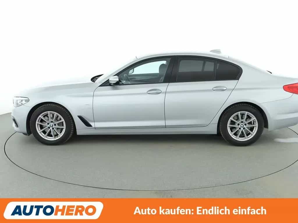 BMW 530 i xDrive Sport Line Aut.*NAVI*LED*HUD*CAM*PDC 05/2017-photo-2