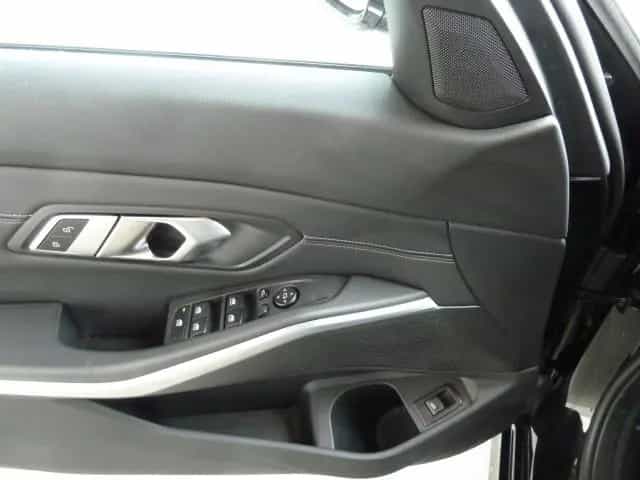 BMW 318 d **HEAD-UP*AHK*RFK** 05/2023-photo-17