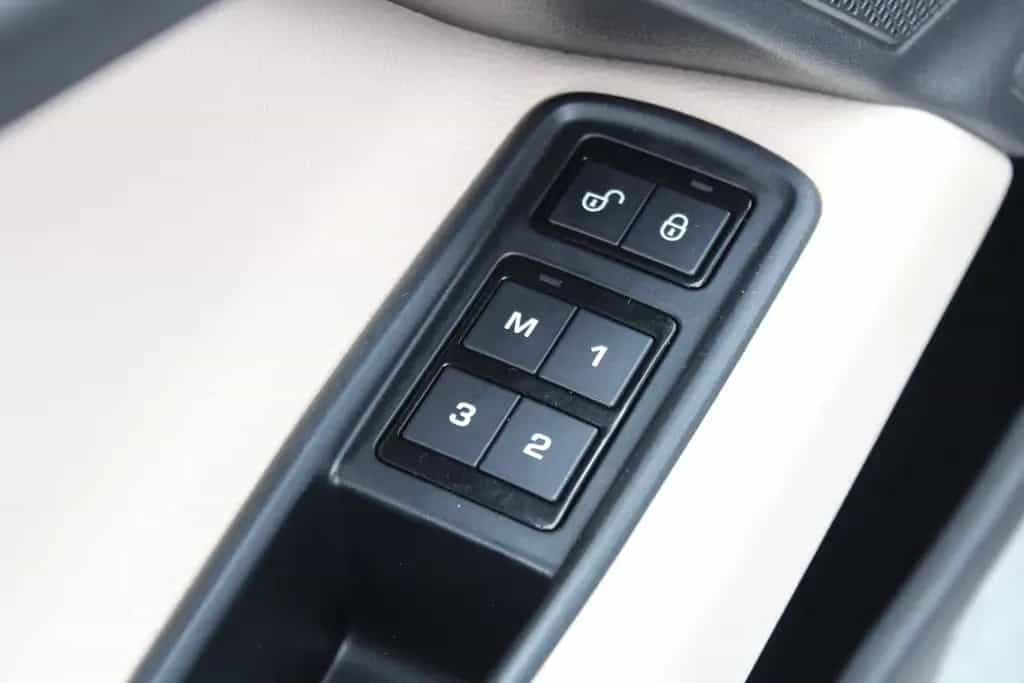 Jaguar XE S Automatik *Tüv&Inspektion Neu*Pano*Meridian 07/2017-photo-11