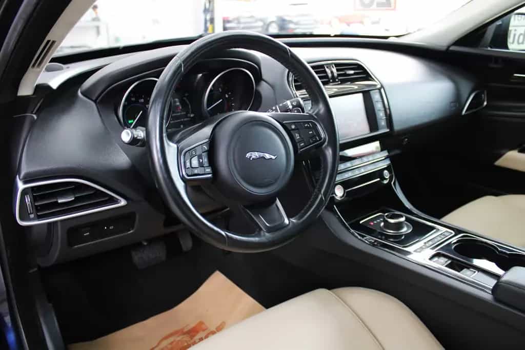 Jaguar XE S Automatik *Tüv&Inspektion Neu*Pano*Meridian 07/2017-photo-14