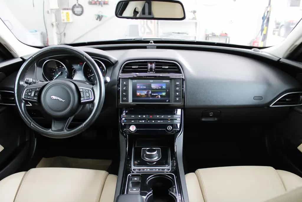 Jaguar XE S Automatik *Tüv&Inspektion Neu*Pano*Meridian 07/2017-photo-20