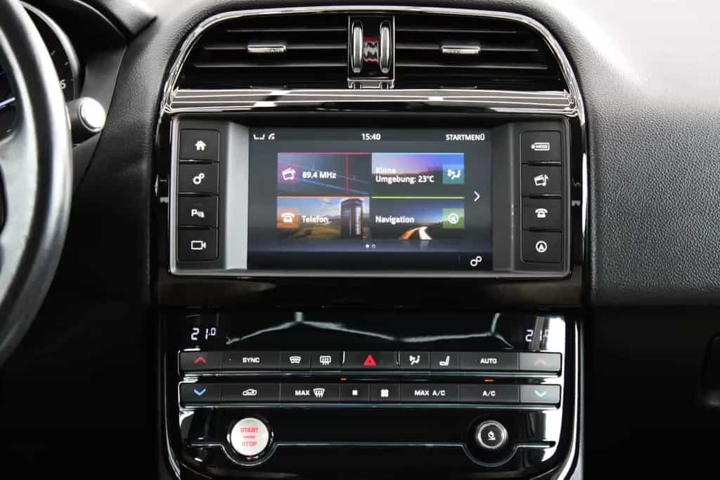 Jaguar XE S Automatik *Tüv&Inspektion Neu*Pano*Meridian 07/2017-photo-21