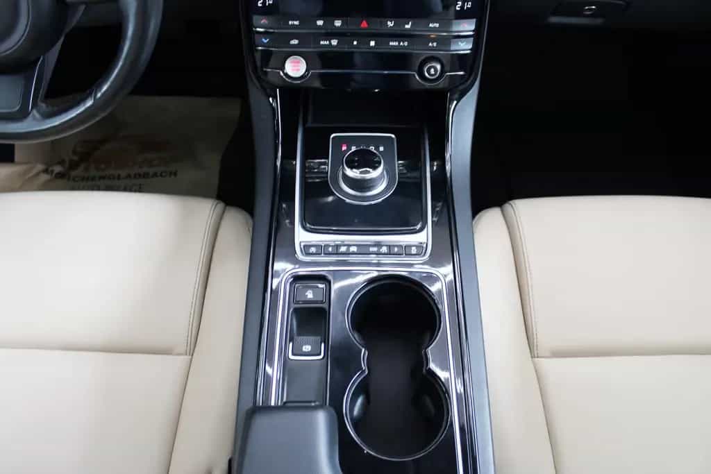 Jaguar XE S Automatik *Tüv&Inspektion Neu*Pano*Meridian 07/2017-photo-22