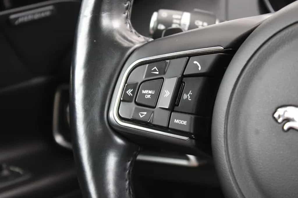 Jaguar XE S Automatik *Tüv&Inspektion Neu*Pano*Meridian 07/2017-photo-24