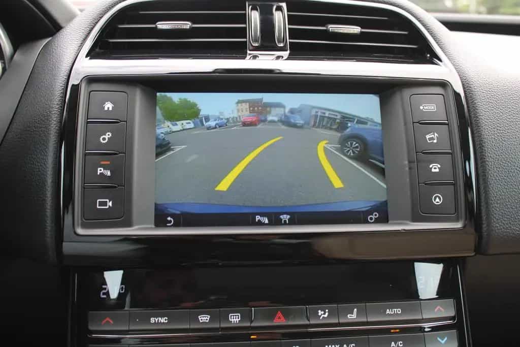 Jaguar XE S Automatik *Tüv&Inspektion Neu*Pano*Meridian 07/2017-photo-26