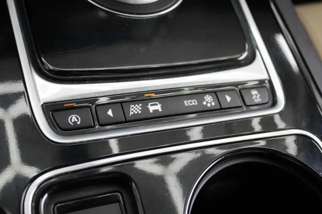 Jaguar XE S Automatik *Tüv&Inspektion Neu*Pano*Meridian 07/2017-photo-33