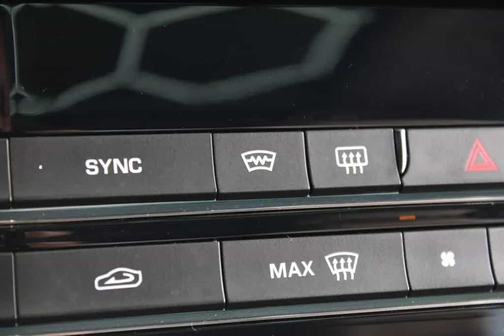 Jaguar XE S Automatik *Tüv&Inspektion Neu*Pano*Meridian 07/2017-photo-34