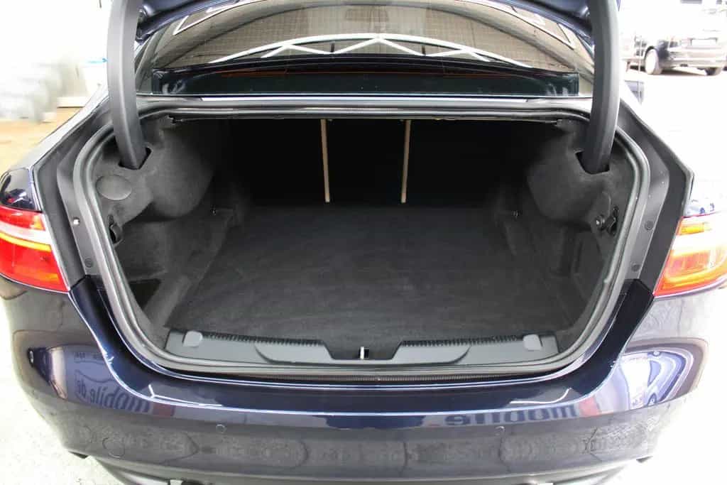 Jaguar XE S Automatik *Tüv&Inspektion Neu*Pano*Meridian 07/2017-photo-40