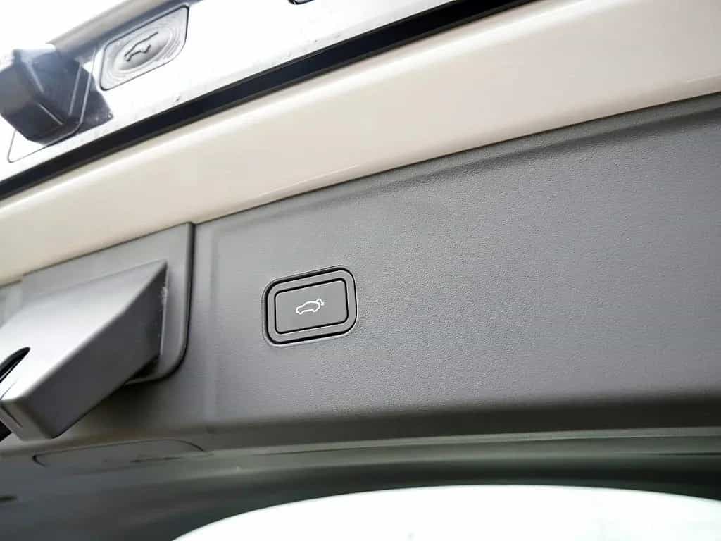 Lynk&Co 08 1.5 T PHEV 257 kW More SITZBELÜFTUNG LED PANO 02/2026-photo-11