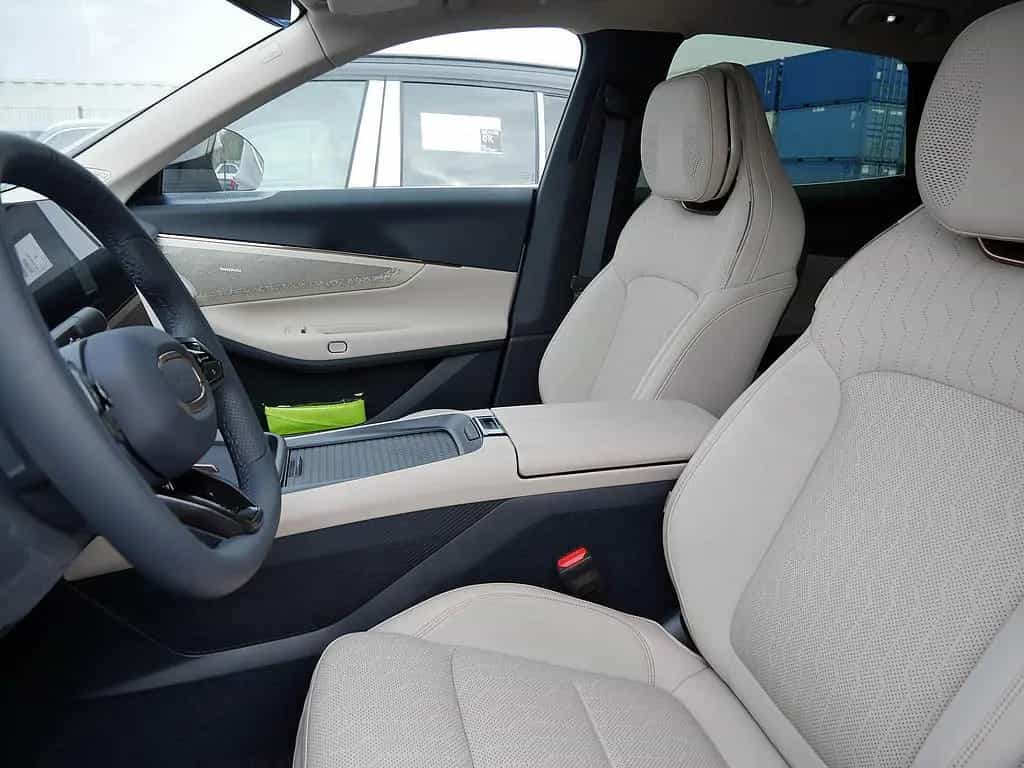 Lynk&Co 08 1.5 T PHEV 257 kW More SITZBELÜFTUNG LED PANO 02/2026-photo-16