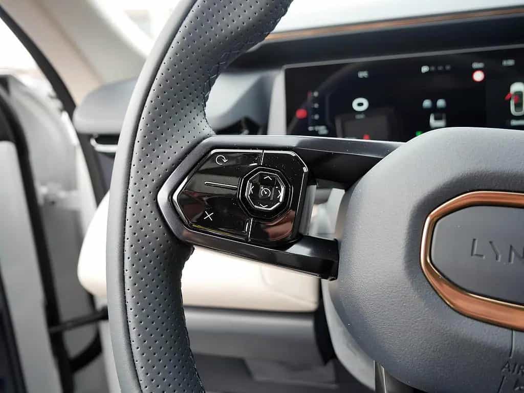 Lynk&Co 08 1.5 T PHEV 257 kW More SITZBELÜFTUNG LED PANO 02/2026-photo-24