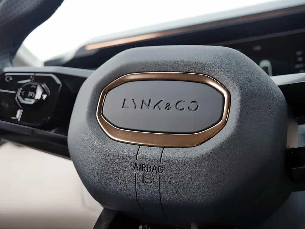 Lynk&Co 08 1.5 T PHEV 257 kW More SITZBELÜFTUNG LED PANO 02/2026-photo-26