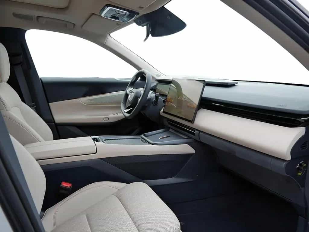 Lynk&Co 08 1.5 T PHEV 257 kW More SITZBELÜFTUNG LED PANO 02/2026-photo-4