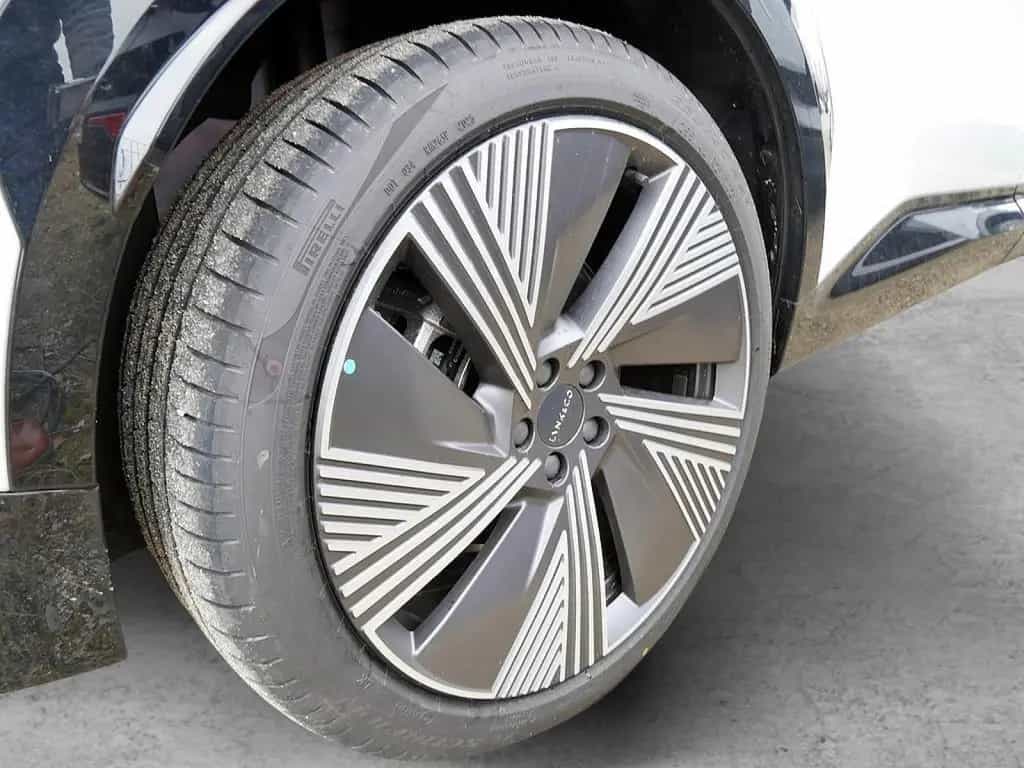 Lynk&Co 08 1.5 T PHEV 257 kW More SITZBELÜFTUNG LED PANO 02/2026-photo-9