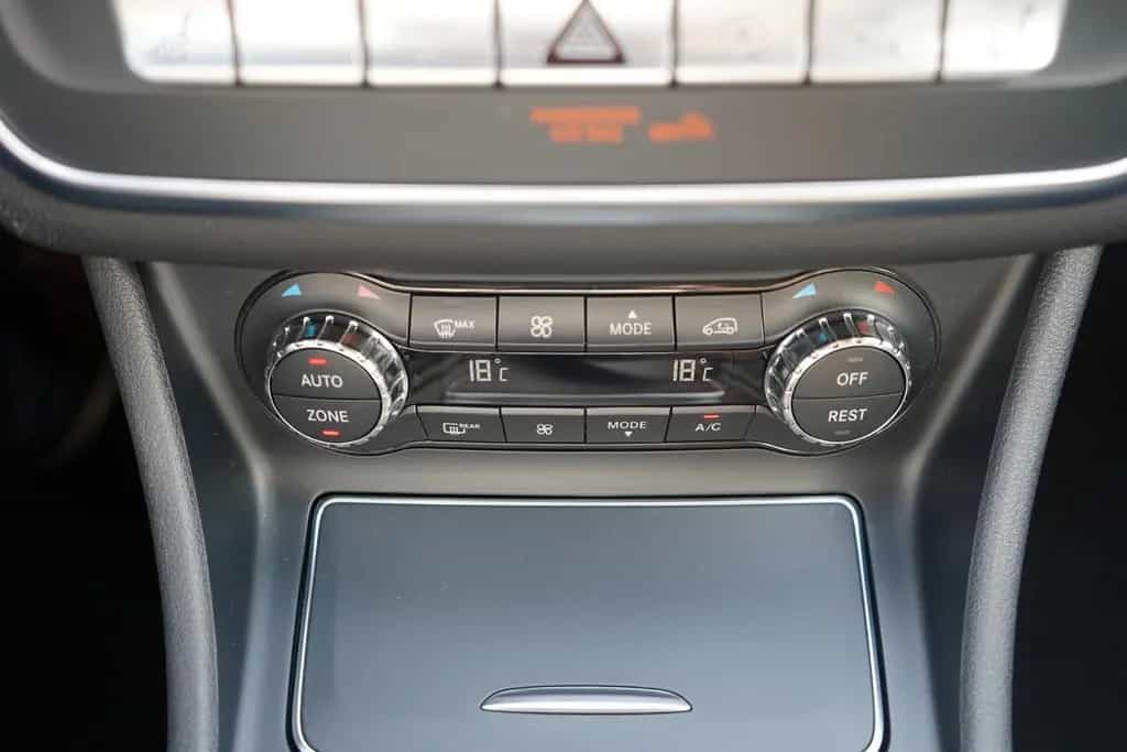 Mercedes-Benz GLA 200 Peak Edition LED Alcantara AHK Navi PDC 12/2017-photo-19