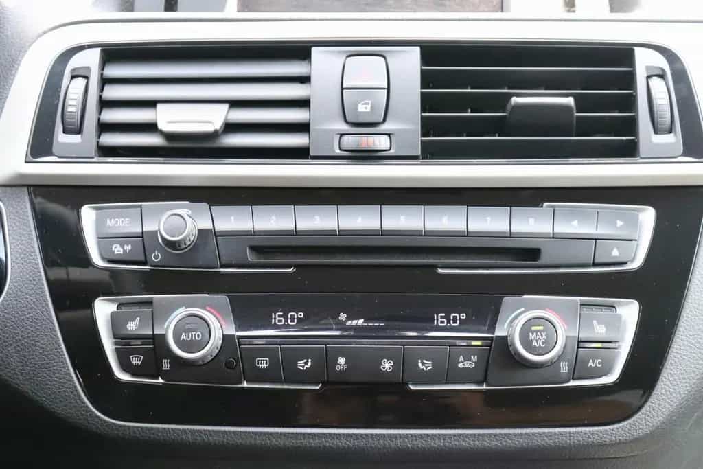 BMW 118 i Lim. 5-trg. Advantage SHZ PDC Klima LED 01/2018-photo-17