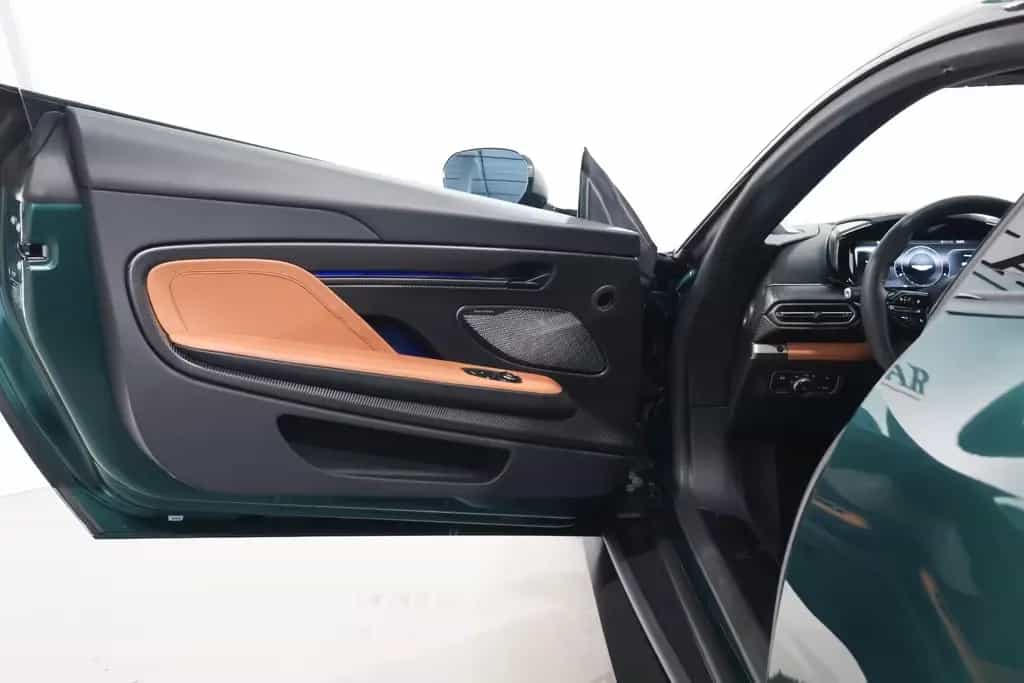 Aston Martin Vanquish 04/2025-photo-10