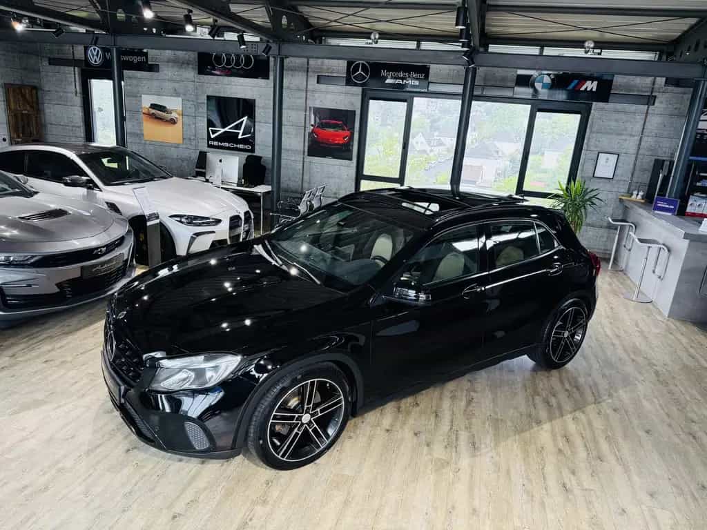 Mercedes-Benz GLA 220 4Matic*PANO*360°KAMERA*LEDER*DISTRONIC* 08/2017-photo-1