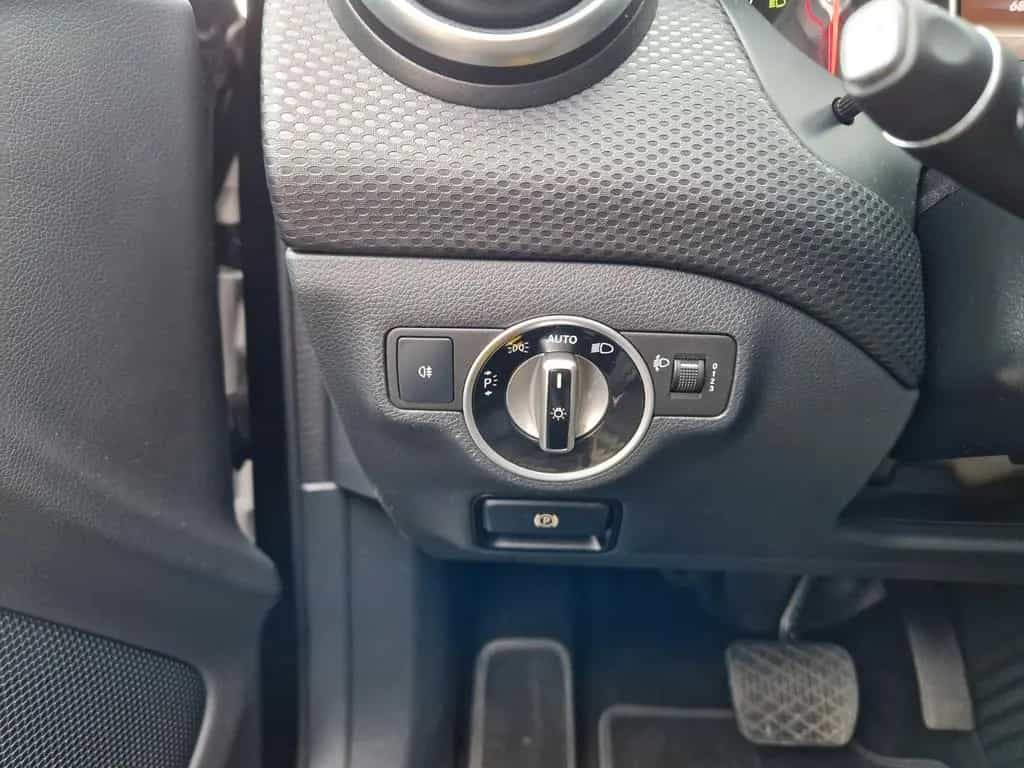 Mercedes-Benz A 180 +Automatik+Scheckheft+Kamera+HU und Öl neu 07/2016-photo-30