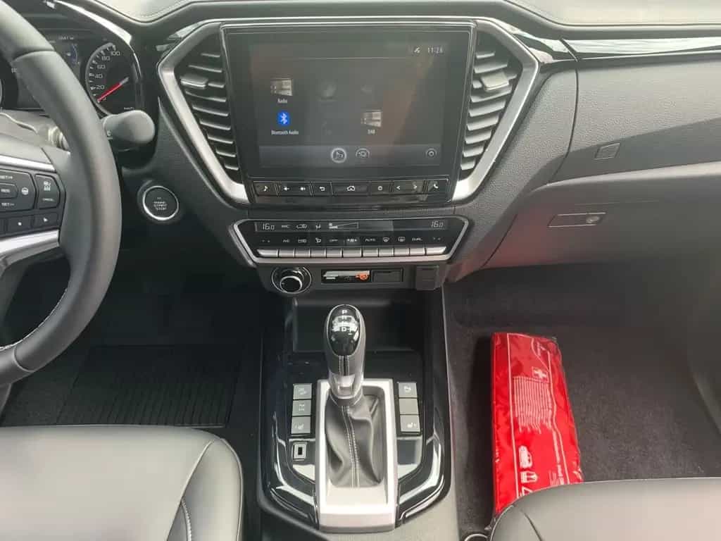 Isuzu D-Max Double Cab 4WD AT V-Cross Kamera SHZ AHK A 05/2025-photo-12