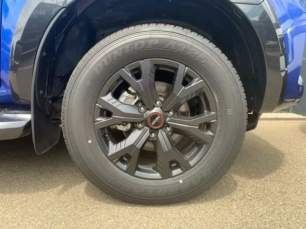 Isuzu D-Max Double Cab 4WD AT V-Cross Kamera SHZ AHK A 05/2025-photo-15