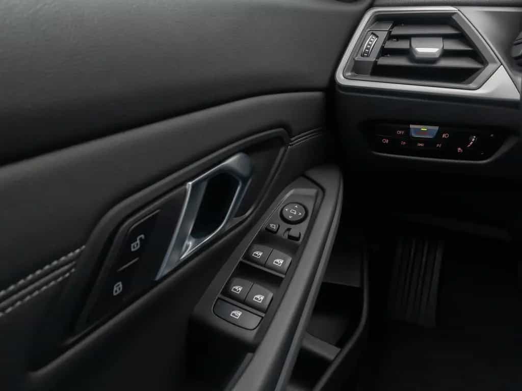 BMW 330 i DigitalKey DAB Komfort HiFi Leder 18Zoll 11/2022-photo-32