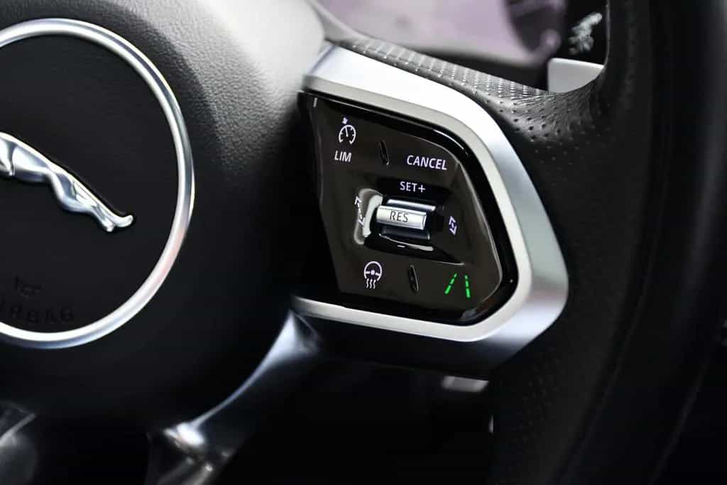 Jaguar XE R-Dynamic Black Pack Navi Led ACC 360°1.Hand 04/2022-photo-28