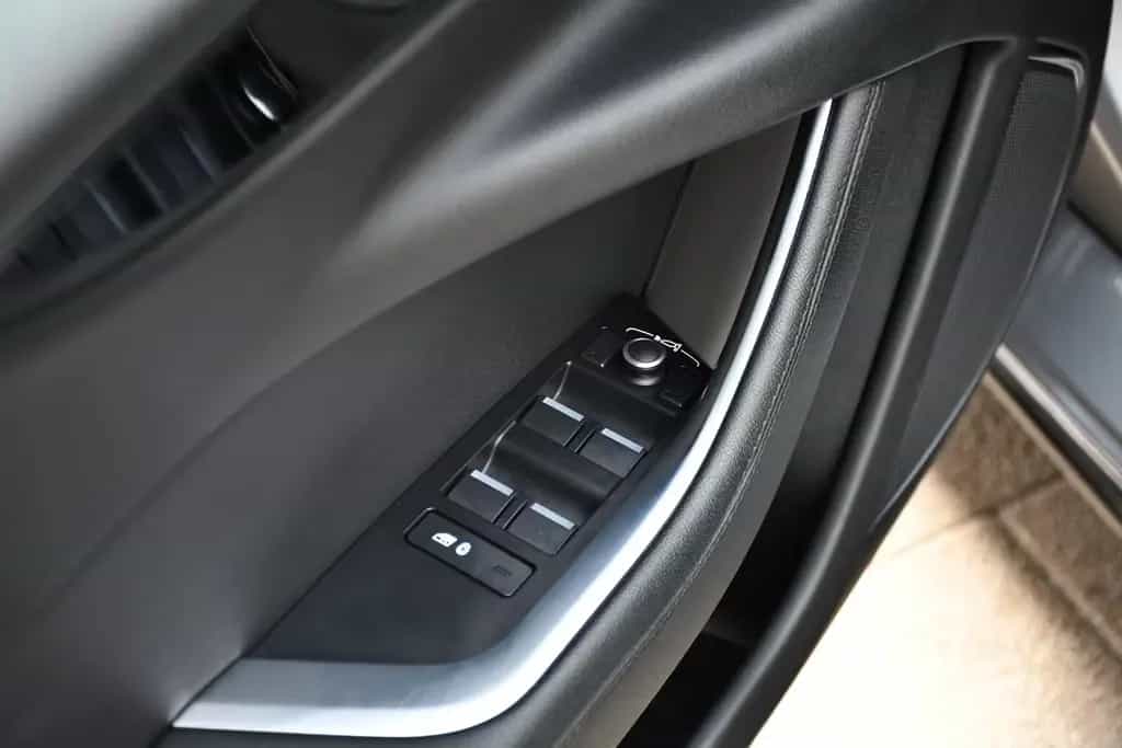 Jaguar XE R-Dynamic Black Pack Navi Led ACC 360°1.Hand 04/2022-photo-8