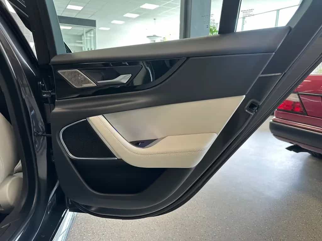 Jaguar XE R-Dynamic HSE|360°|Meridian|18-Wege|DAB+|19" 06/2019-photo-35