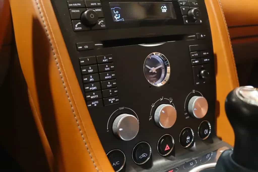 Aston Martin V8 Vantage 4.3 BVM6 - Midnight Emerald Green 06/2007-photo-11