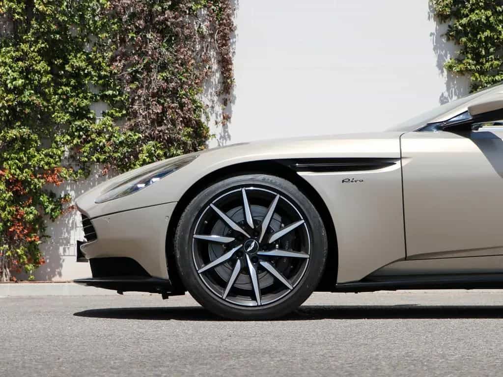 Aston Martin DB11 4.0 V8 Volante 08/2019-photo-3