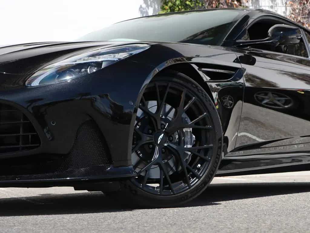 Aston Martin DB12 4.0 V8 01/2025-photo-11