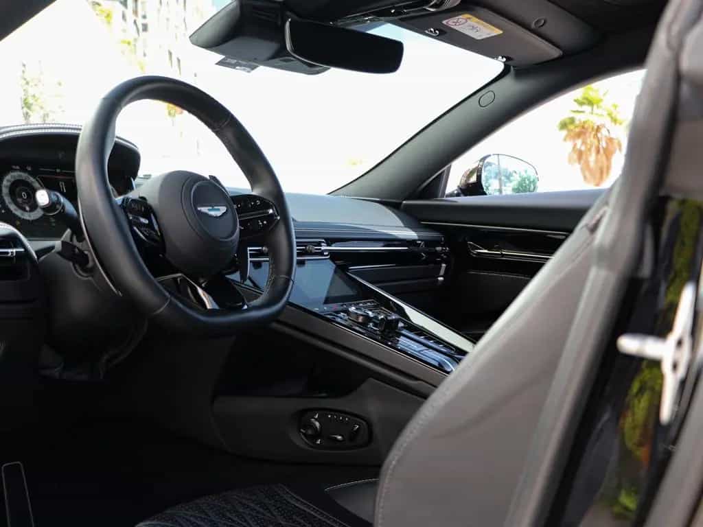 Aston Martin DB12 4.0 V8 01/2025-photo-12